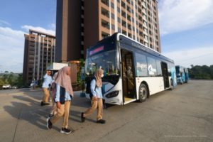 Pegawai IKN pulang kerja dan bersiap naik bus