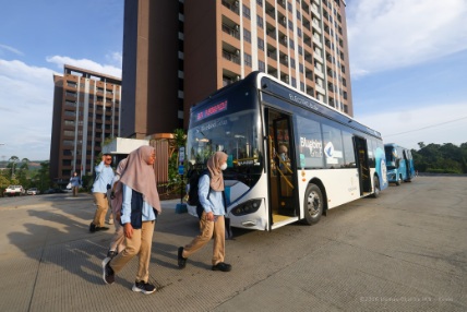 Pegawai IKN pulang kerja dan bersiap naik bus