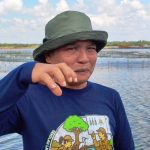 Ketua Kelompok Masyarakat (Pokmas) Gemilang, Asharuddin, menunjukkan hasil budidaya tambak silvofishery yang ditanami mangrove di Desa Sepatin. (wartaikn.com/Ary)
