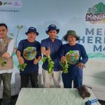 Manager M4CR PPIU Kaltim, Asman Aziz dan Perwakilan tiga KTH binaan M4CR memaparkan pengalaman rehabilitasi mangrove di Desa Sepatin. (wartaikn.com/Ary)