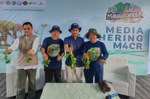 Manager M4CR PPIU Kaltim, Asman Aziz dan Perwakilan tiga KTH binaan M4CR memaparkan pengalaman rehabilitasi mangrove di Desa Sepatin. (wartaikn.com/Ary)